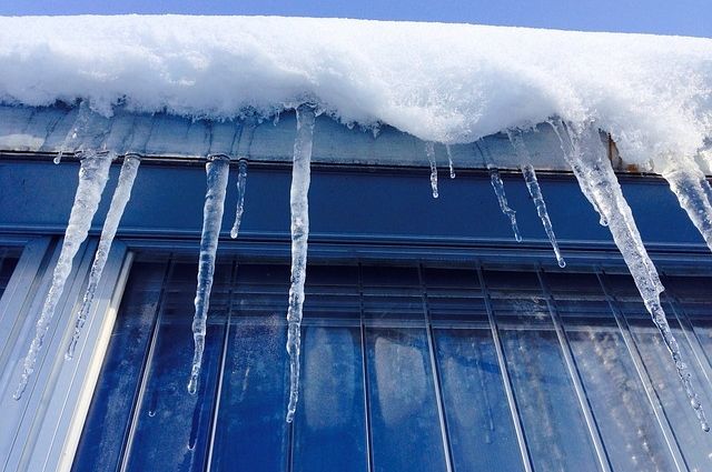 Получить компенсацию при падении снега с крыши в Амурске